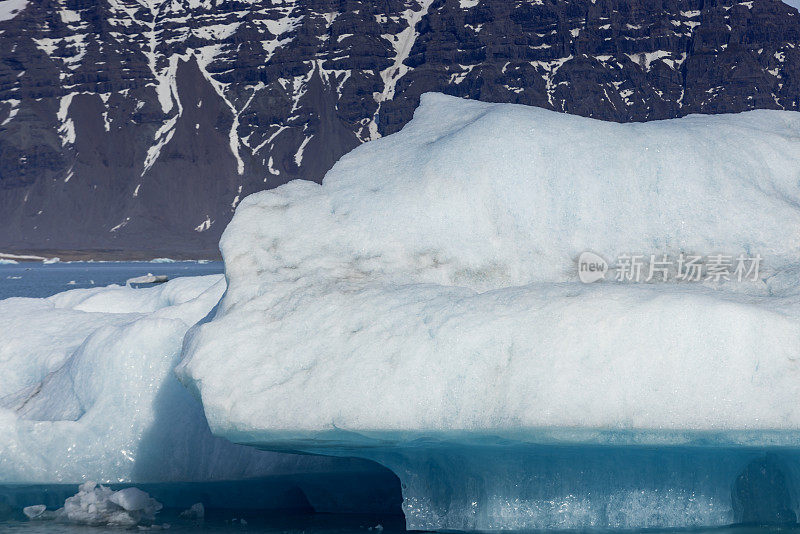 icebergs floating on the glacier lagoon from the Vatnajokull Glacier at Vatnajökull National Park